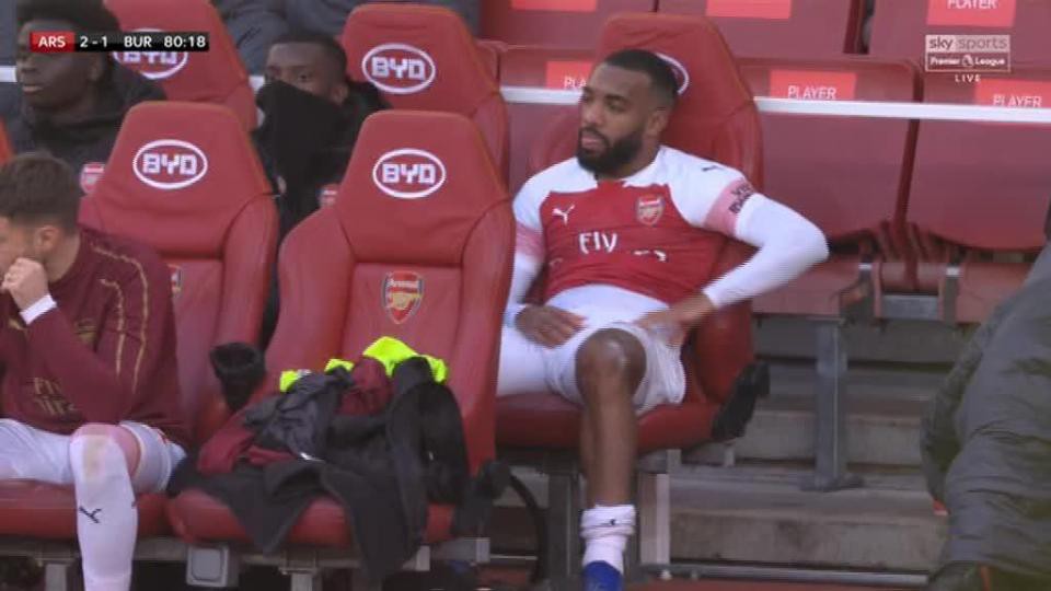 Cựu sao Arsenal nhận định gì về thái độ giận dữ tranh cãi với đồng đội khi bị thay ra của Lacazette?