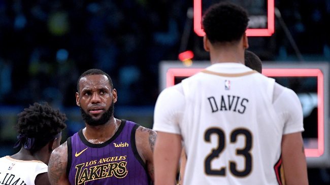 LeBron James đón nhận làn sóng phẫn nộ vì "thèm khát" Anthony Davis