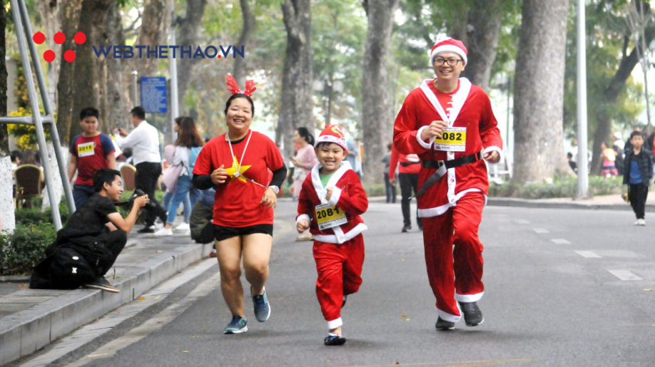 Hồ Gươm tràn ngập sắc màu Christmas Run