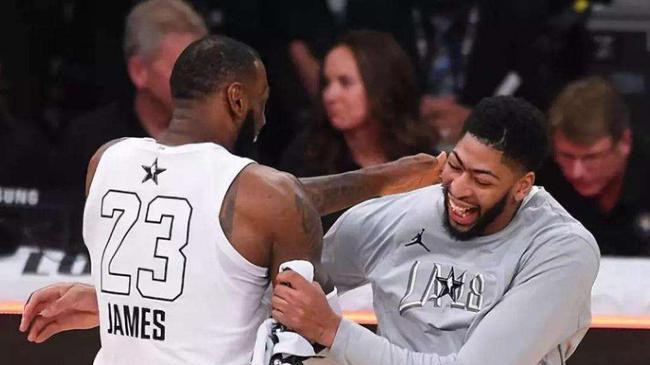 Anthony Davis ca ngợi và đi ăn tối cùng LeBron James
