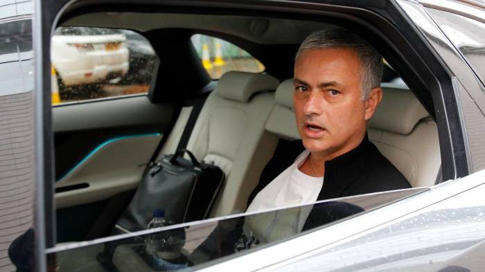 Jose Mourinho đã bị “việt vị” thế nào khi gặp sếp Man Utd sau trận thua Liverpool?