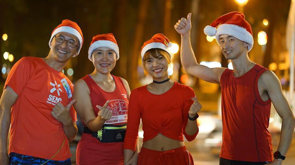 Dàn runner "bà già Noel" đỏ rực chạy phát quà cho trẻ em và người vô gia cư ở Sài Gòn