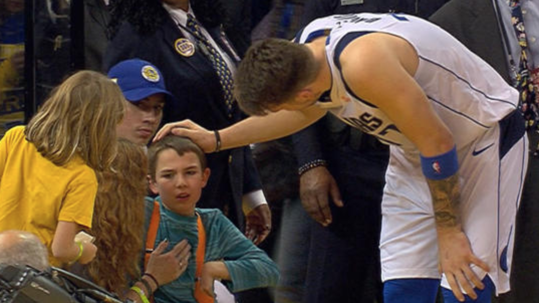 Luka Doncic không chỉ chơi cực hay mà còn làm hàng triệu con tim tan chảy với hành động đầy đẳng cấp