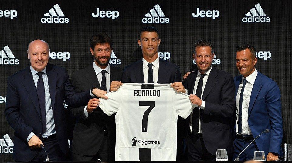 Giám đốc thể thao Juventus tiết lộ đưa Ronaldo về "Lão bà"... dễ dàng không thể tin nổi!