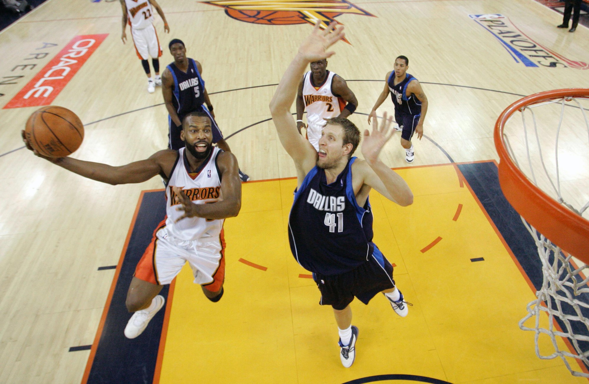 Warriors lưu kỷ niệm về huyền thoại Dirk Nowitzki bằng cách giữ nguyên lỗ thủng trên tường - Ảnh 2. Warriors lưu kỷ niệm về huyền thoại Dirk Nowitzki bằng cách giữ nguyên lỗ thủng trên tường - Ảnh 2.