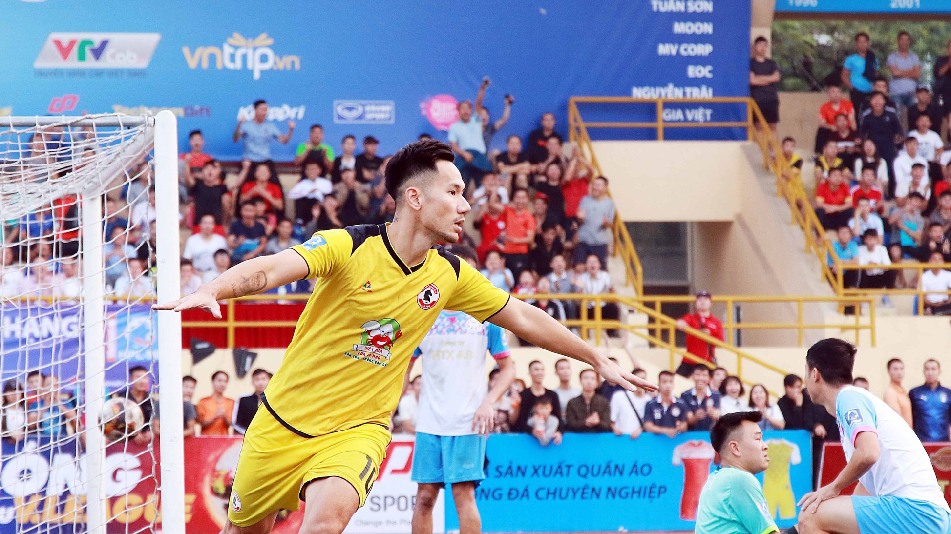 Tiền đạo Việt "phúc": Vua Midas làng phủi và 2 bàn thắng định mệnh