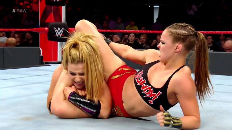 Vì sao các võ sĩ MMA muốn chuyển sang WWE?