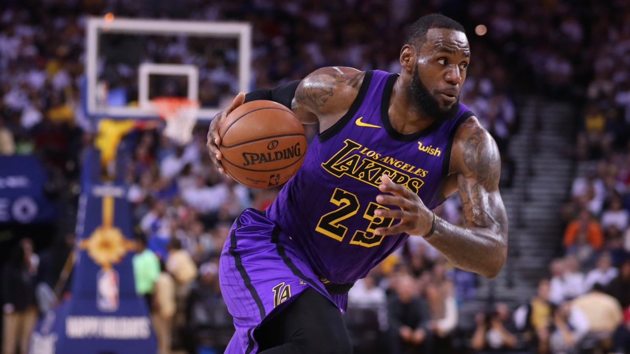 LeBron James chấn thương vùng đùi - háng: "Có gì đó không ổn, tôi thấy "bụp" một cái!"