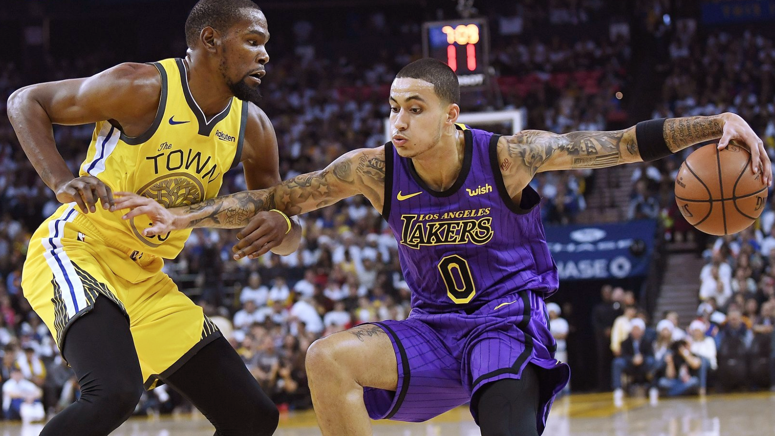 Choáng ngợp cặp vé có giá 1,4 tỷ đồng cho trận đấu kinh điển giữa Los Angeles Lakers và Golden State Warriors
