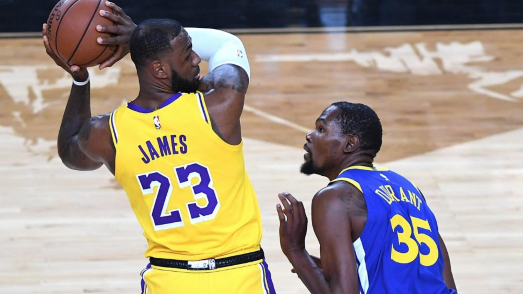 LeBron James "nóng máu" vì phát ngôn của Kevin Durant về "môi trường độc hại xung quanh"