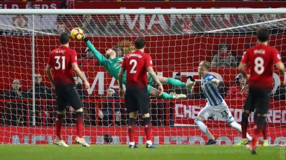 CĐV Man Utd phát cuồng với pha cứu thua không tưởng của De Gea trước Huddersfield Town