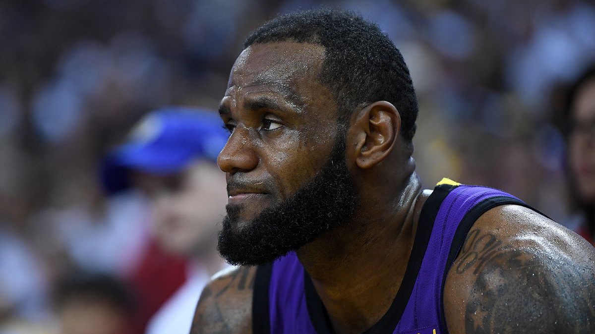 LeBron James khẳng định nhân viên Golden State Warriors cố tình làm khó khi anh chấn thương