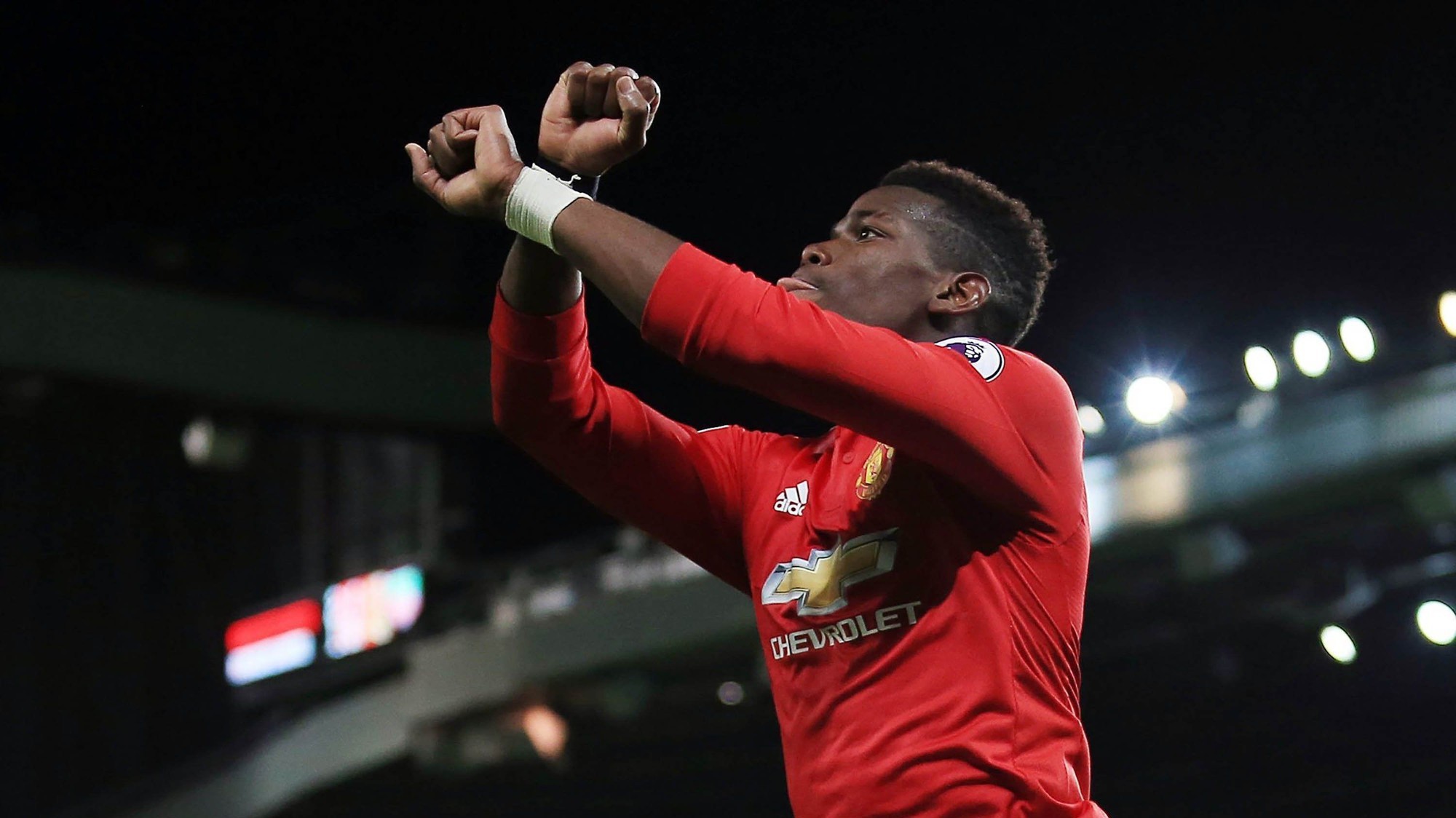 Phản ứng thú vị của trợ lý trọng tài khi chứng kiến pha ăn mừng của Paul Pogba