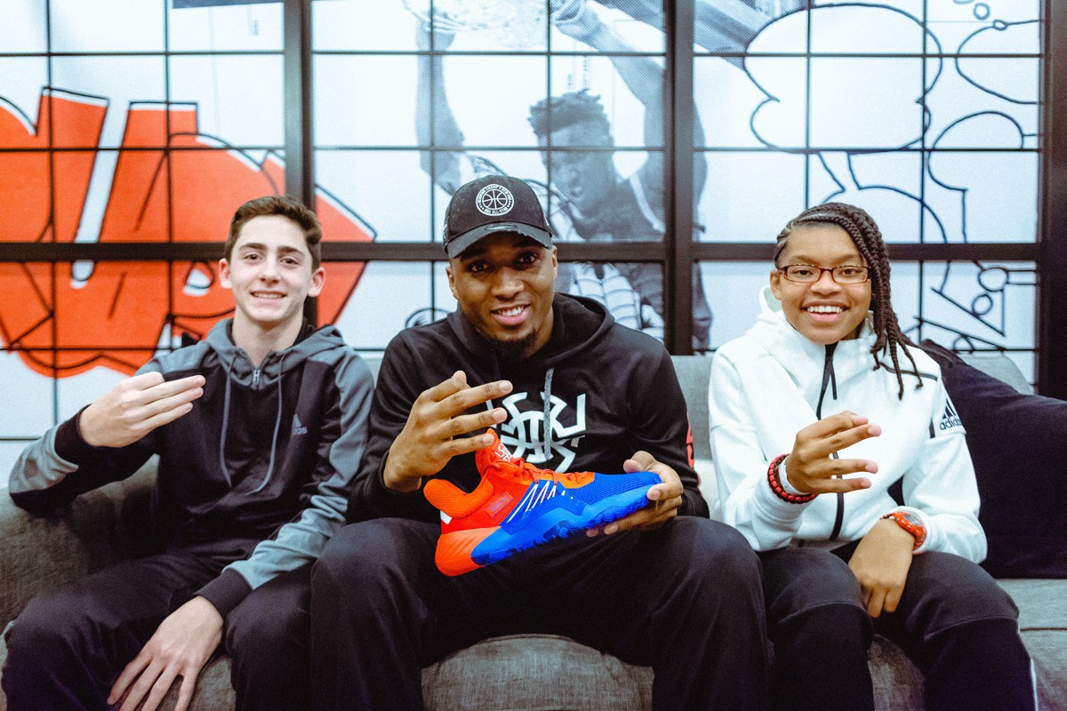 Lộ diện Adidas D.O.N. Issue #1, mẫu giày thửa đậm chất Spiderman của Donovan Mitchell - Ảnh 1.