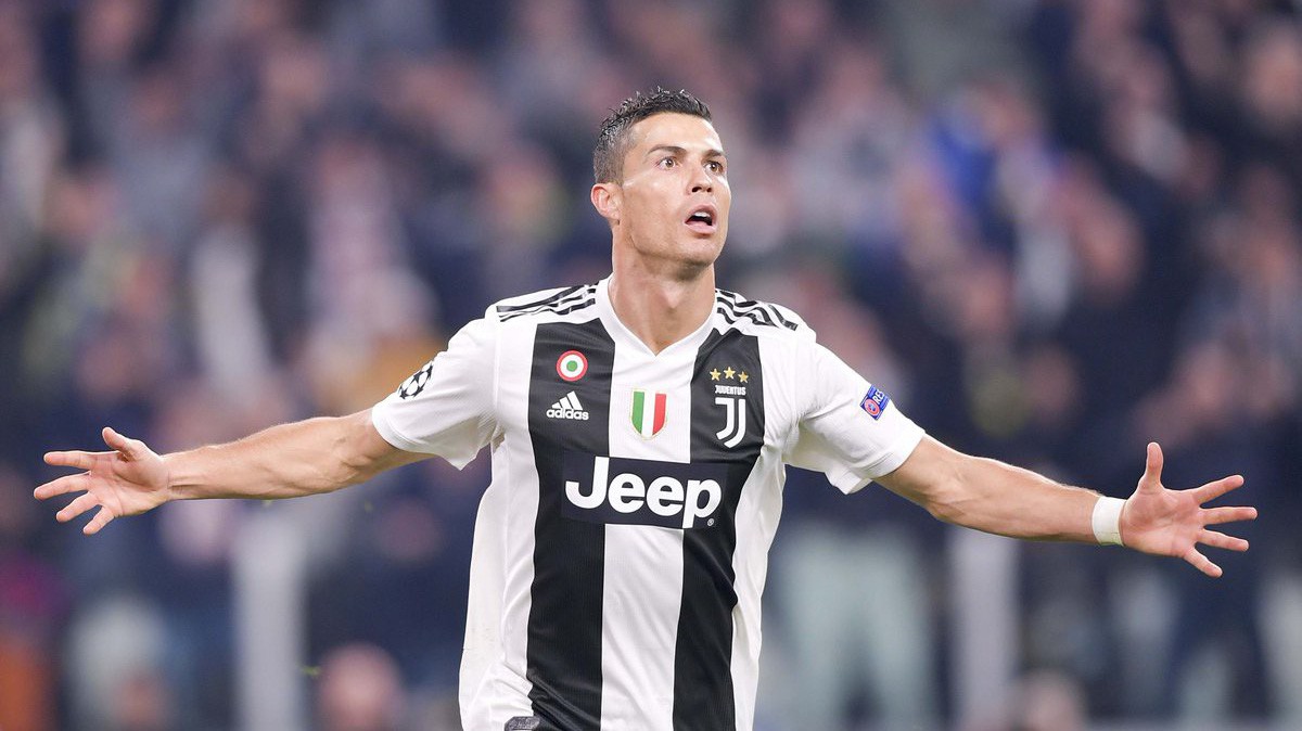 Cú đúp bàn thắng đưa Cristiano Ronaldo đi vào lịch sử khi Juventus đánh bại Sampdoria