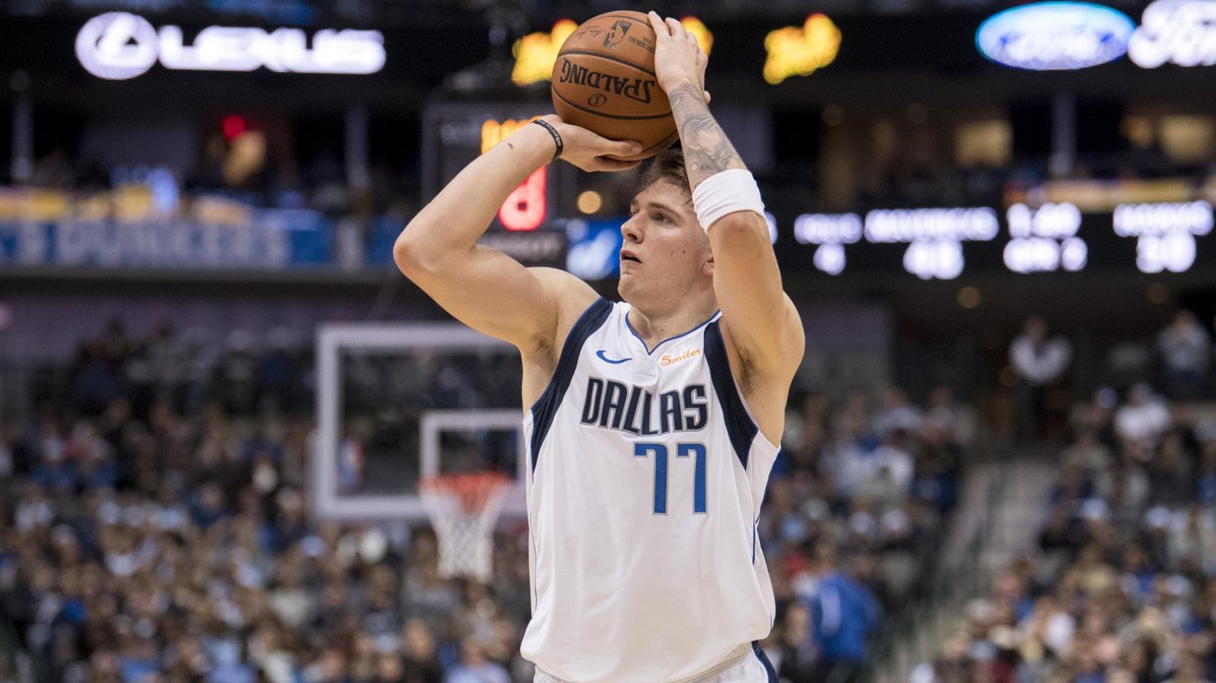 Luka Doncic trở thành cầu thủ trẻ nhất thực hiện thành công 7 quả 3 điểm tại NBA