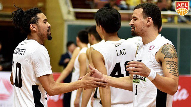 Macau Black Bears 117-110 CLS Knights: Ngả mũ trước song sát Tucker - McKinney