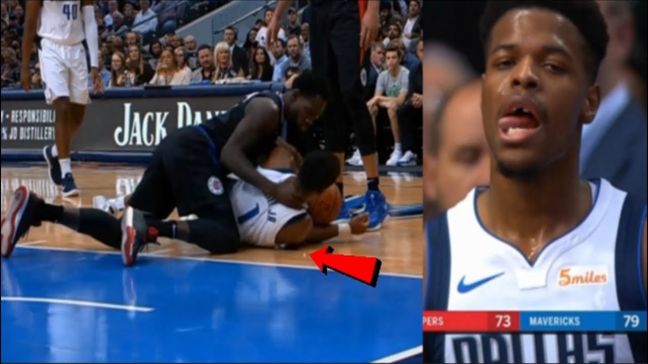 Dennis Smith Jr gãy răng sau khi dính trọn cùi chỏ của Patrick Beverley
