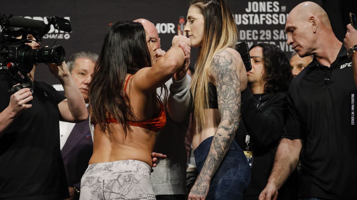 Hay không bằng hên, nữ võ sĩ UFC knock out đối thủ nhờ... đá trượt