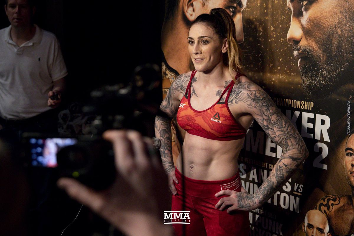 Hay không bằng hên, nữ võ sĩ UFC knock out đối thủ nhờ... đá trượt - Ảnh 4. Hay không bằng hên, nữ võ sĩ UFC knock out đối thủ nhờ... đá trượt - Ảnh 4.