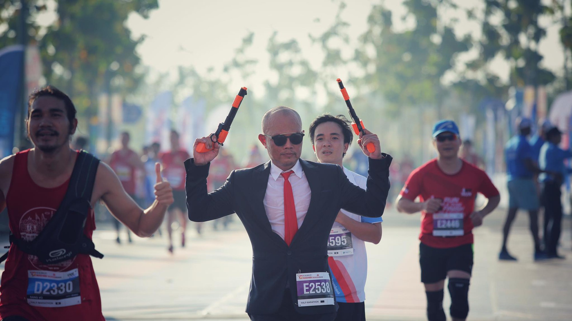 NAG Hải Đông cosplay "sát thủ lạnh lùng" trên đường đua marathon TPHCM