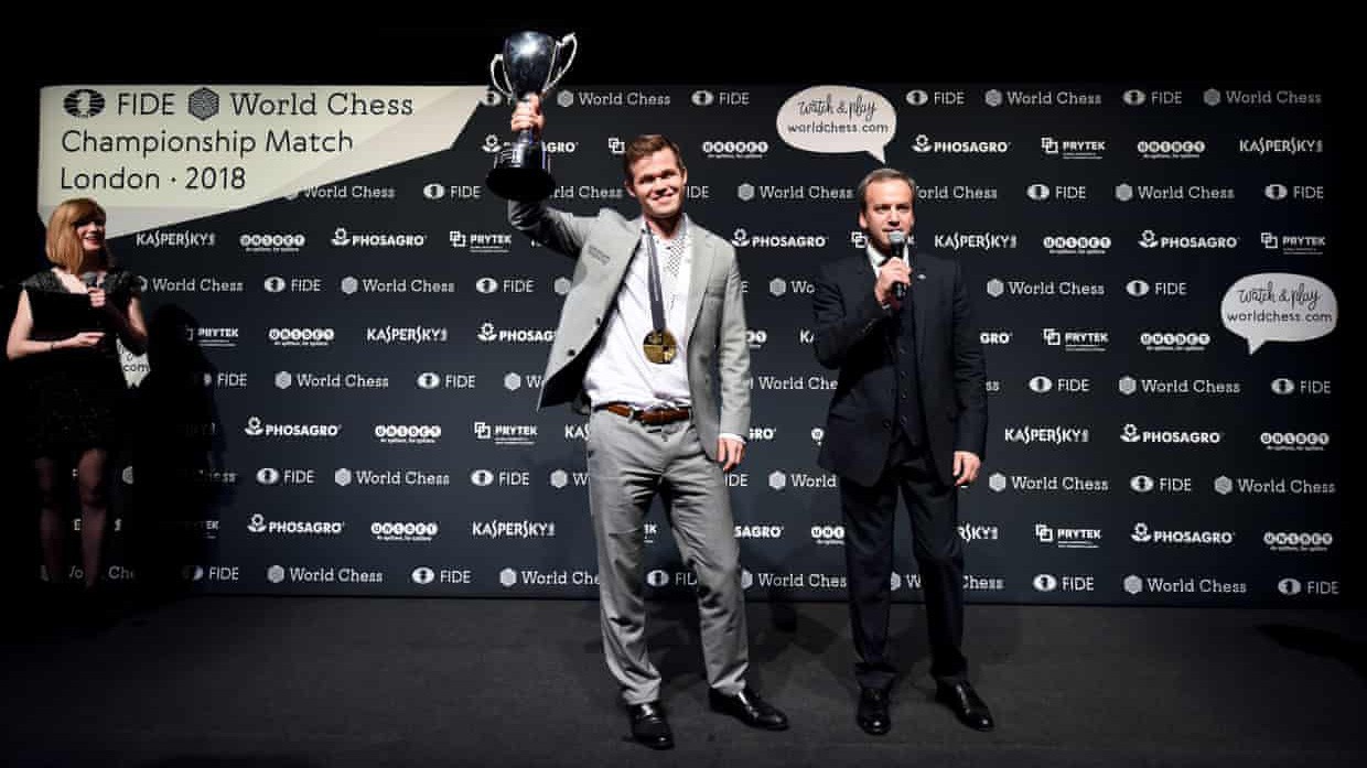 "Vua cờ" Carlsen đánh bại kẻ thách đấu Caruana để bảo vệ danh hiệu