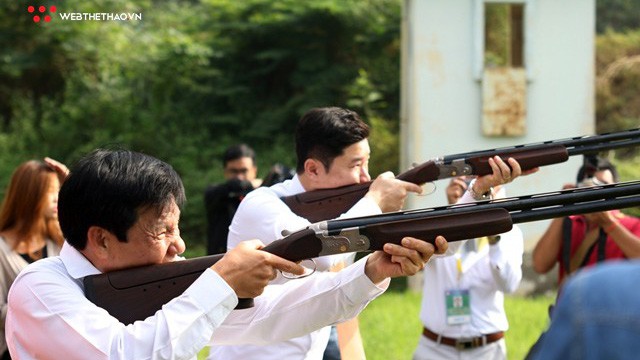 Nghẹt thở màn "đấu súng" giữa huyền thoại Jin Jong Oh với Bộ trưởng Nguyễn Ngọc Thiện