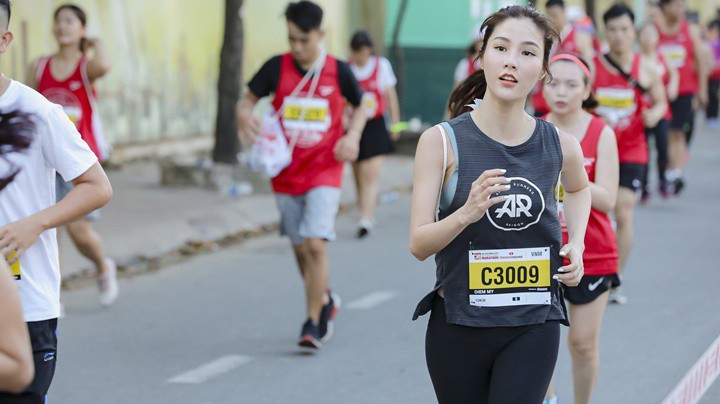 Diễm My 9X rạng rỡ khiến các runner "liêu xiêu" ở giải chạy marathon quốc tế TPHCM