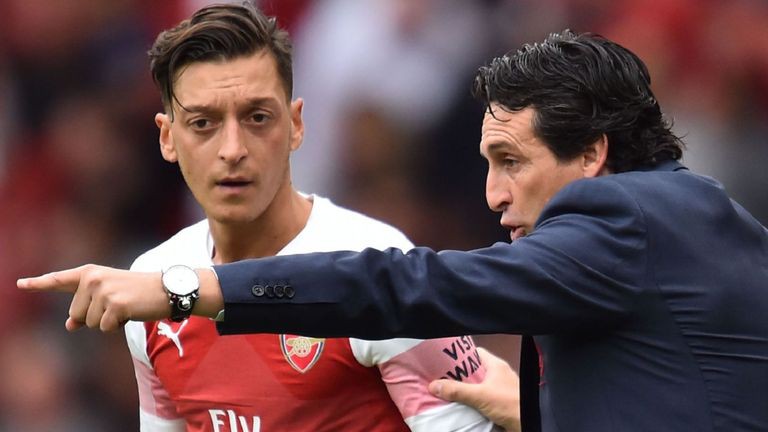HLV Unai Emery yêu cầu Mesut Ozil thay đổi thái độ, chiến đấu cho tương lai ở Arsenal