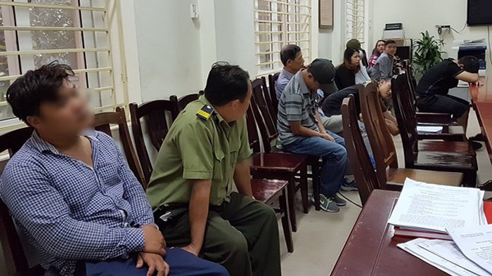 Nhân viên của VFF bị công an “tóm cổ” vì tuồn vé cho dân chợ đen