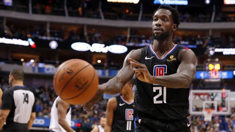 Patrick Beverley bị phạt hơn nửa tỷ vì chọi banh vào khán giả