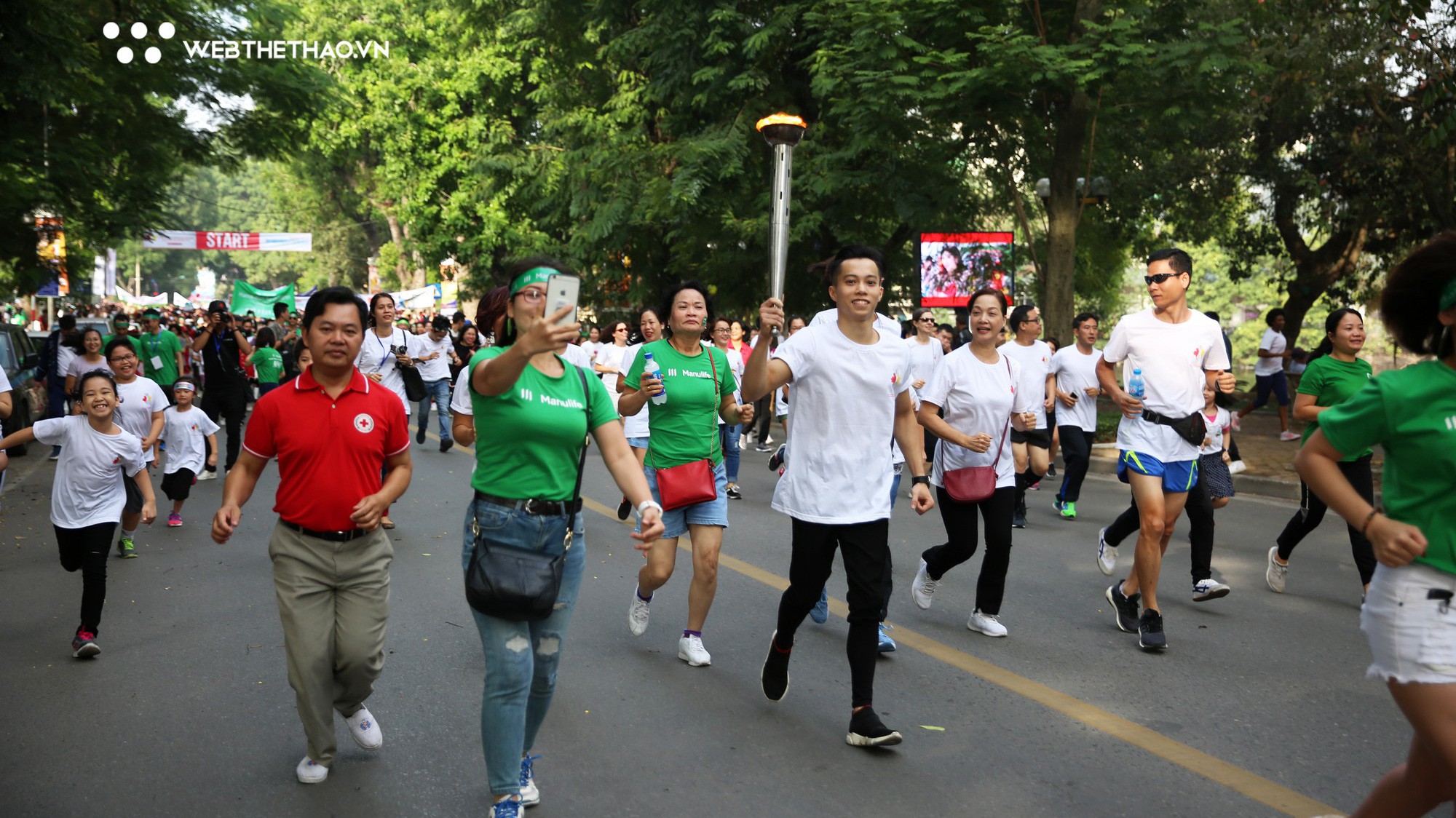 ‘Hot boy’ Lê Thanh Tùng rước đuốc dẫn đầu hàng nghìn người chạy vì trẻ em Hà Nội