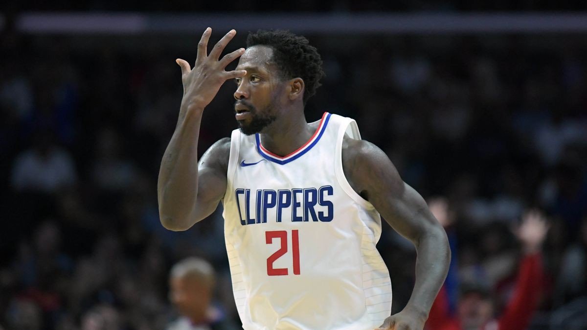 Patrick Beverley lí giải pha ném bóng vào khán giả: "Đừng động vào mẹ tôi"