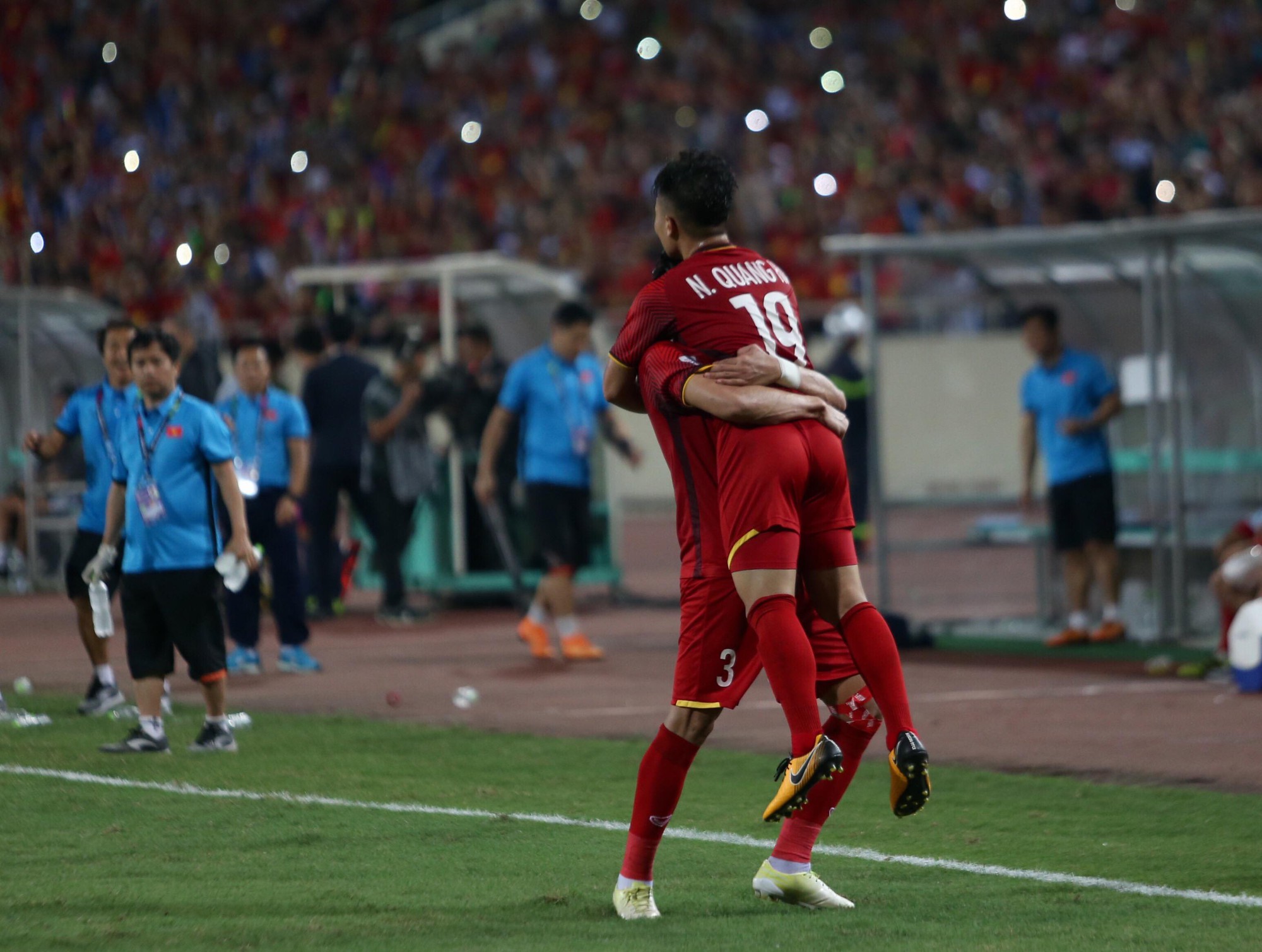 Bị loại ở bán kết AFF Cup 2018, HLV Sven-Goran Eriksson ghen tị với Việt Nam vì CĐV quá cuồng nhiệt - Ảnh 2. Bị loại ở bán kết AFF Cup 2018, HLV Sven-Goran Eriksson ghen tị với Việt Nam vì CĐV quá cuồng nhiệt - Ảnh 2.