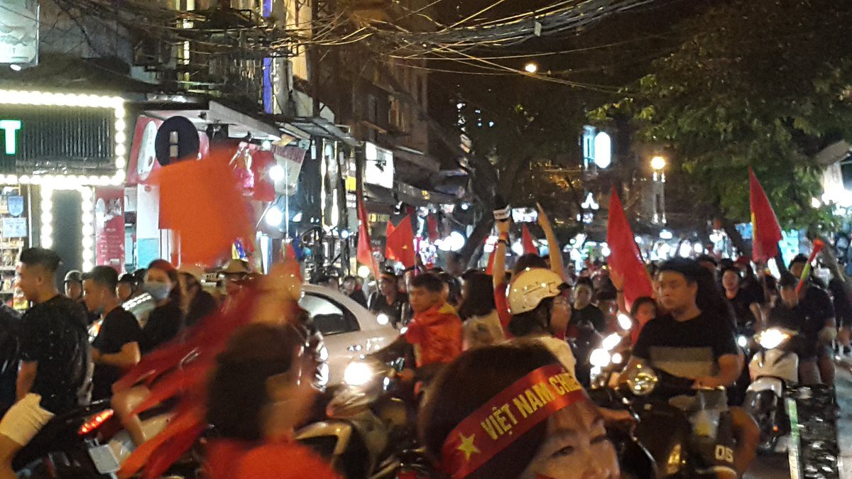 CĐV nước ngoài bất ngờ và thích thú với màn "đi bão" ăn mừng vào chung kết AFF Cup 2018 của NHM Việt