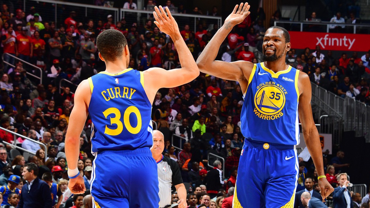 Sau khi tự tay "gánh đội" cả tháng trời, Kevin Durant sẽ thay đổi thế nào để ăn khớp lại với Stephen Curry