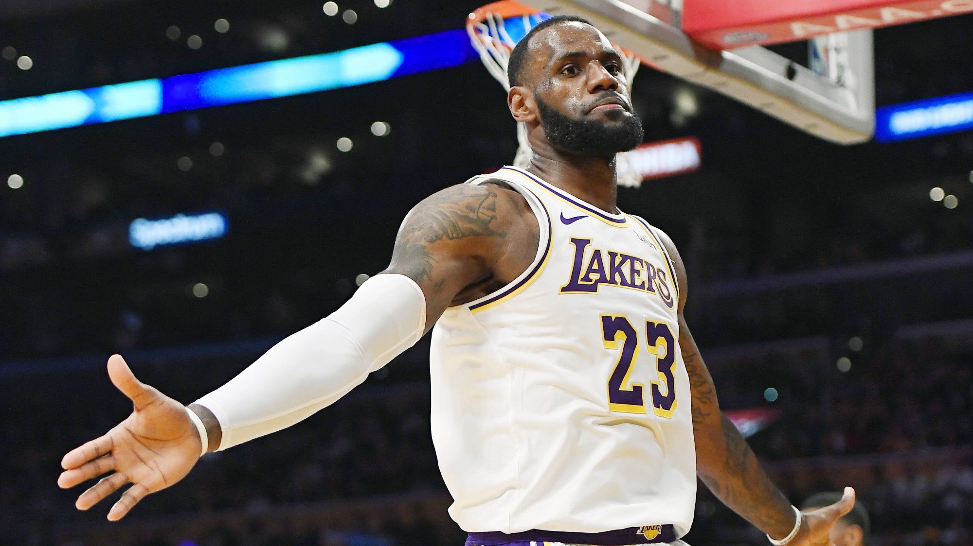 LeBron James phản hồi những lời bóng gió từ Kobe Bryant và Magic Johnson: "Tôi biết mình đang làm gì!"