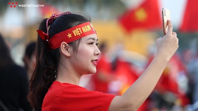 Ngất ngây với dàn mỹ nữ đua nhau khoe sắc trước trận đại chiến Việt Nam - Philippines