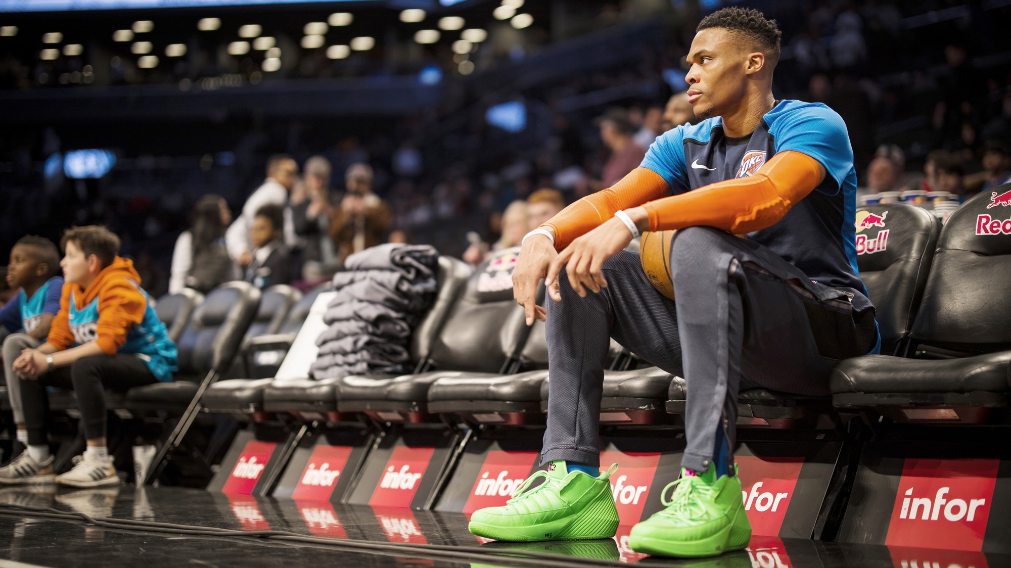 Russell Westbrook lý giải vì sao anh liên tục tặng giày thi đấu cho người hâm mộ trong hơn 10 ngày qua