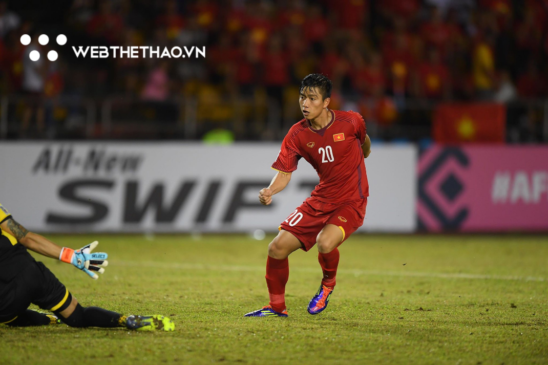 Phan Văn Đức thăng hoa tại AFF Cup 2018 nhờ... đôi giày lỗi mốt! - Ảnh 1. Phan Văn Đức thăng hoa tại AFF Cup 2018 nhờ... đôi giày lỗi mốt! - Ảnh 1.
