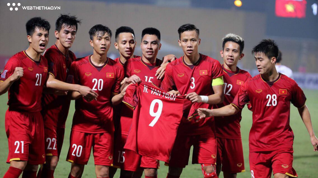 Quế Ngọc Hải xin áo đấu của Văn Toàn sau chung kết AFF Cup 2018