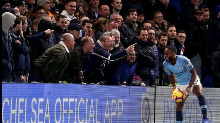 Cảnh sát Anh và Chelsea điều tra cáo buộc Sterling bị phân biệt chủng tộc