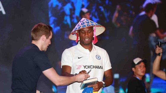 Didier Drogba khó xử khi nhận định chung kết AFF Cup giữa Việt Nam và Malaysia