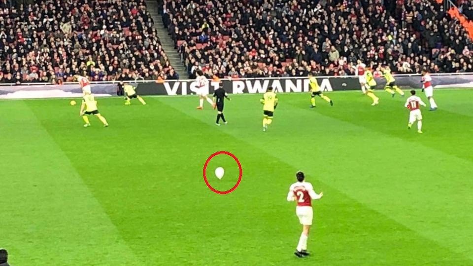 NHM thả bóng bay xuống sân Emirates chế giễu cầu thủ Arsenal hút bóng cười