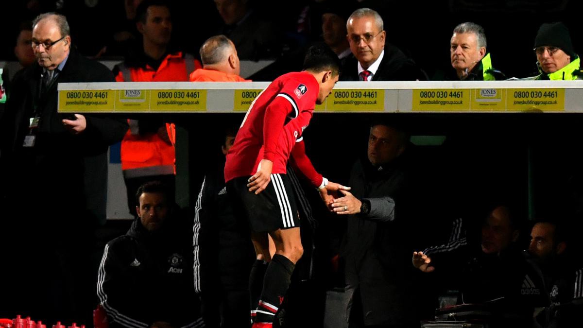 Lý do khó tin khiến Alexis Sanchez khó chịu trong phòng thay đồ Man Utd - Ảnh 2. Lý do khó tin khiến Alexis Sanchez khó chịu trong phòng thay đồ Man Utd - Ảnh 2.