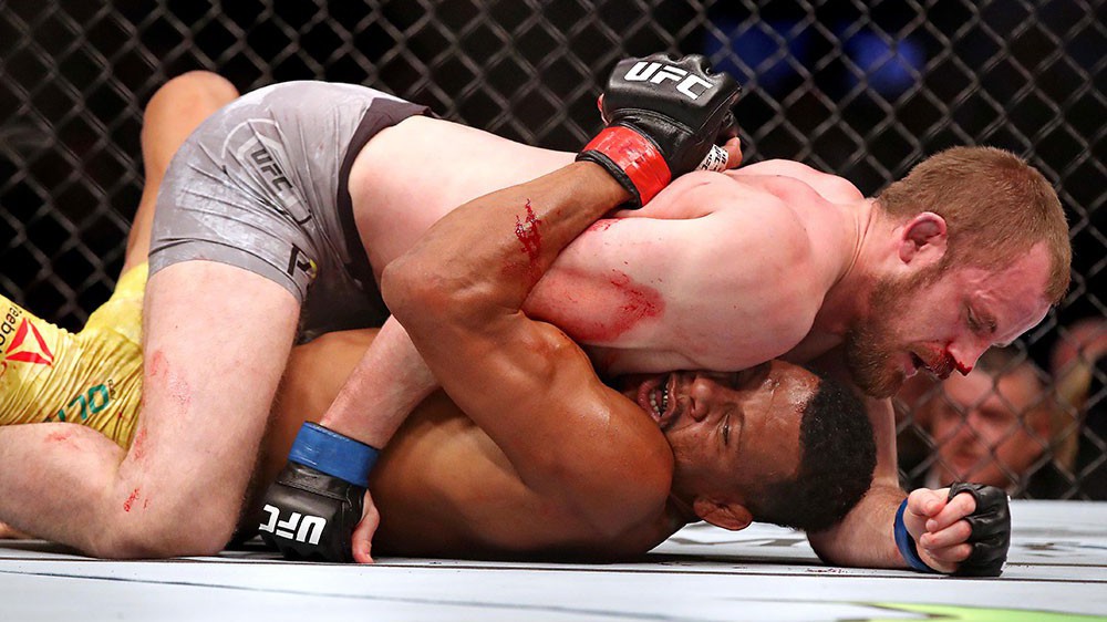 Alex Oliveira vs. Gunnar Nelson: Những bức ảnh chứng minh đòn chỏ là vũ khí đáng sợ nhất trên sàn MMA