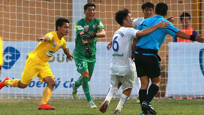 Tại sao trọng tài Việt mang "nỗi sợ vô hình" mỗi lần bắt trận có HAGL?