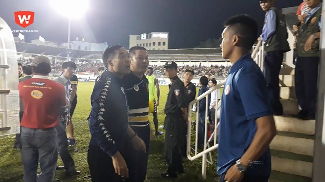 Trọng tài trẻ bị nghi định hành hung HLV Hà Nội FC lên tiếng