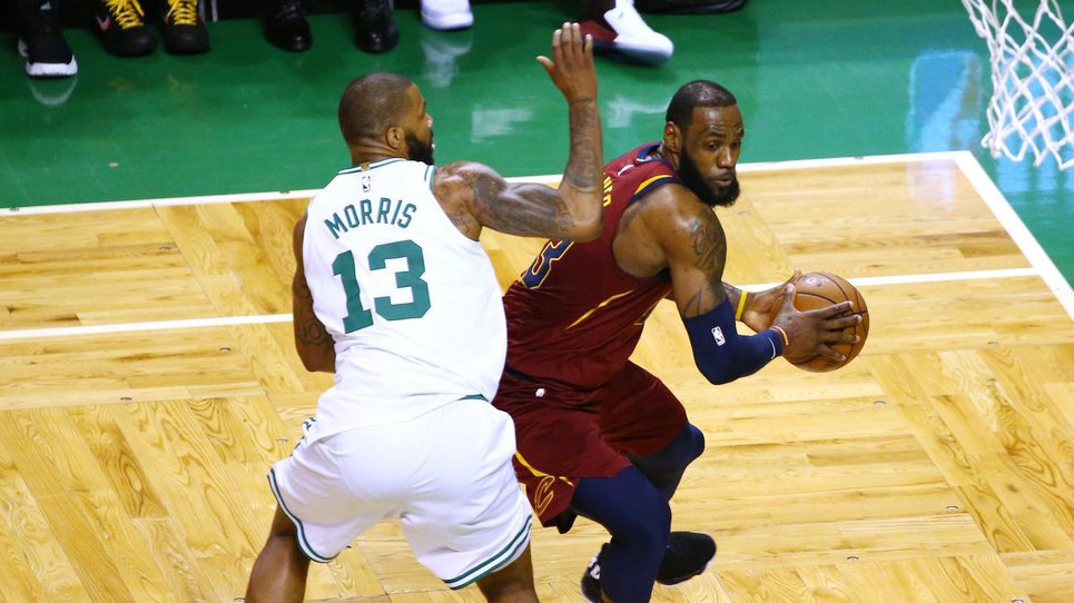 Khoá chặt được LeBron, Morris giúp Celtics thắng đậm Cavaliers 25 điểm
