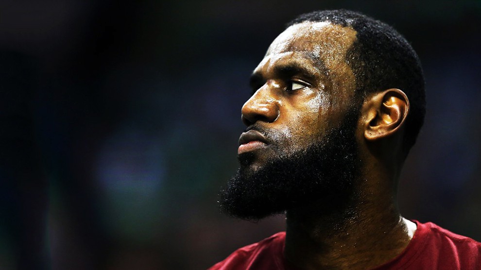 LeBron James không thể mãi gồng gánh Cavaliers khi Celtics có cả một đội quân hùng hậu